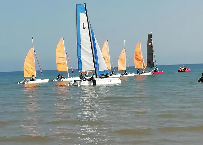 A 50 M De La Mer, Ideal Famille Lejlighed